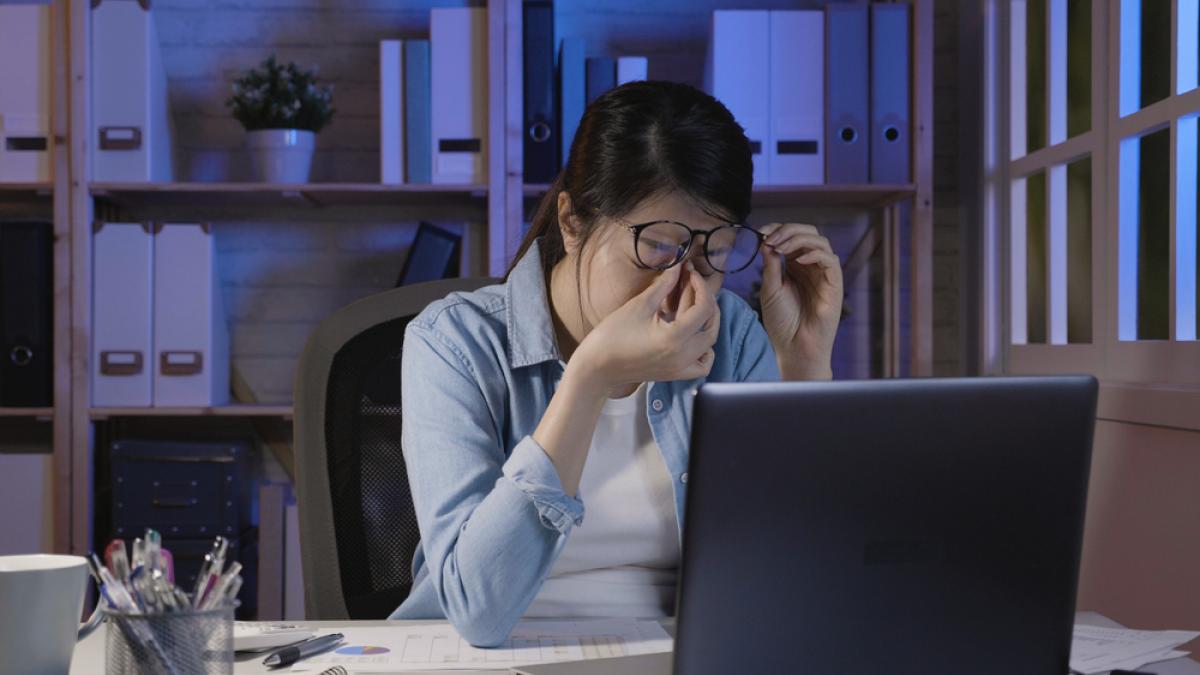 El filtro azul de las gafas no protege los ojos del daño por el uso de  pantallas