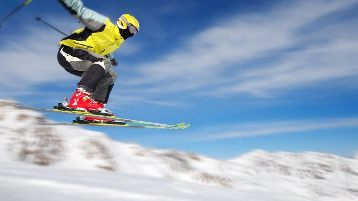 Simplificar Extraer Matar Los expertos recomiendan usar casco para esquiar