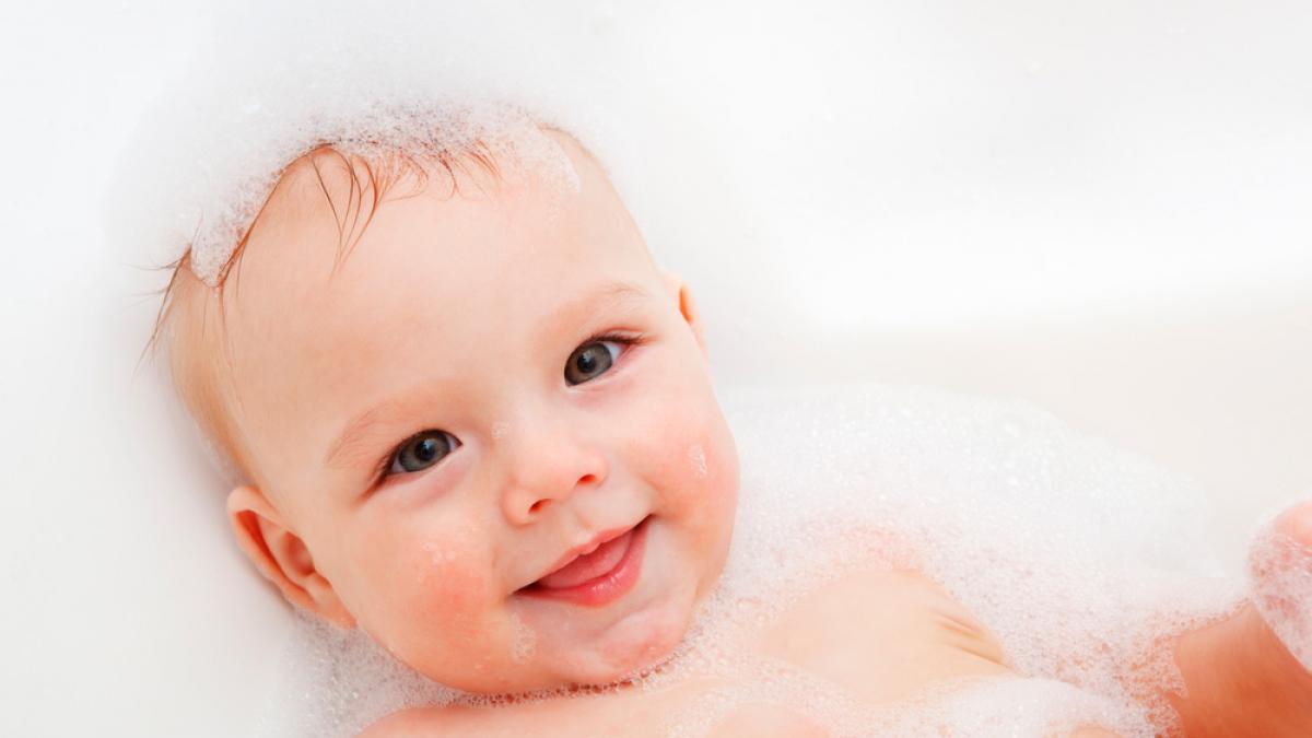 La hora del baño del bebé: cómo hacerlos divertidos y seguros